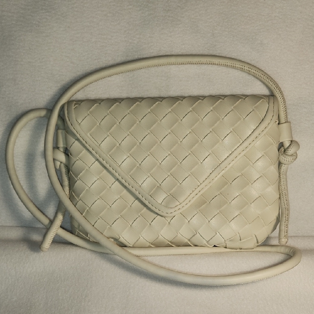 Urban Expressions KYLO OAKMILK Woven Crossbody Bag